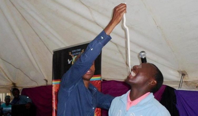 Adolescent ébène obtient baisée