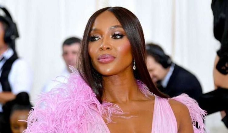 RacismeNaomi Interdite Dans Un D'entrée Français Campbell Hôtel 2DEIWH9