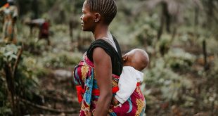 une femme vend son bébé