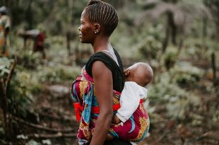 une femme vend son bébé