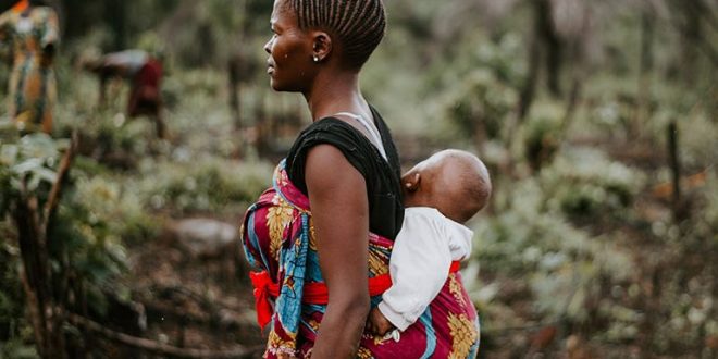 une femme vend son bébé