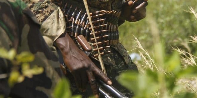 Au Burkina Faso, les incursions terroristes s’intensifient ces dernieres semaines.Dans la matinée du dimanche 14 novembre 202, les assaillants ont déclenché une attaque dans la province du Soum, dans le nord du pays qui a fait 20 décés sont dix-neuf gendarmes et un civil.selon RFI. Selon les informations, les hommes lourdement armés auraient pris d’assaut un détachement de la gendarmerie dans le Nord du pays dans la province du Soum aux environs de 5h00. Cette attaque qui a fait 20 morts est inaccepatable d’aprés le porte-parole du gouvernement, Ousséni Tamboura« Des chiffres toujours difficiles à accepter lorsque nous avons des victimes depuis que nous sommes dans cette situation de guerre »,a-t-il déclare. « Nous avons subi une attaque lâche et barbare, mais les hommes ont résisté avec bravoure face à l’ens quenemi », soutient Maxime Koné, le ministre de la Sécurité.es Pour rappel, le vendredi 12 novembre dernier, une autre attaque avait fait 12 morts.