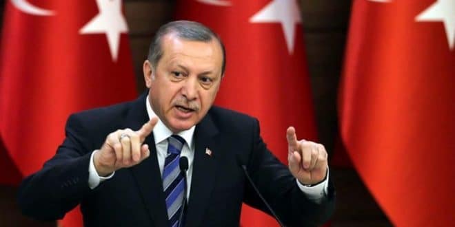 Le président turc traite Emmanuel Macron d’ »incompétent et malhonnête »