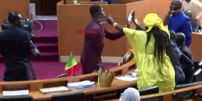 Sénégal: Un député se fait gifler lors d’une bagarre au parlement