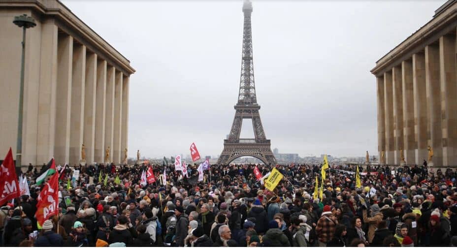 En France, des milliers de personnes ont manifesté contre la loi sur l