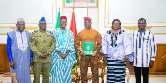AES: l’hymne officiel « la Confédérale » présenté à Ibrahim Traoré