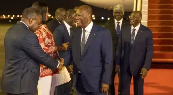 Retour d’Alassane Ouattara à Abidjan dans un climat politique sous tension